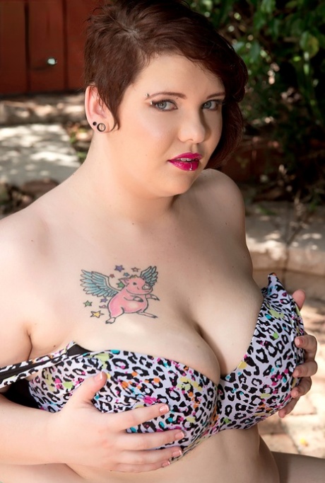 curvy jule porno photo