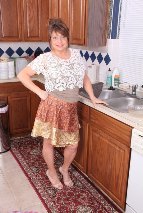 wicked chick expands her asshole with a thick sextoy hd pictures