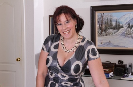 brunette chubby mature sister hot sexy pics