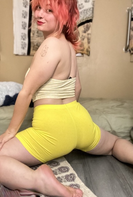 chubby babe gives handjob with happy end pornographic pic