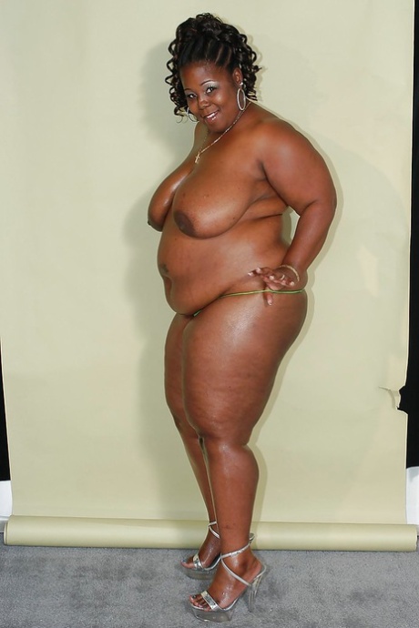 bbw gets her pussy fingered and squirts naked images