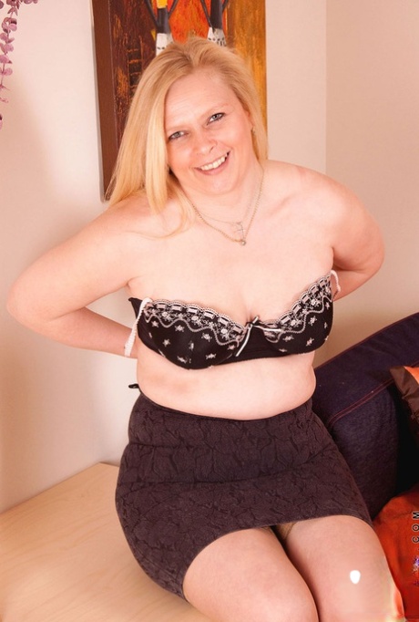 ssbbw ivy davenport tries to fit her big belly in her shorts best pics