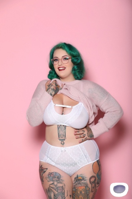 curvy ra nude pic