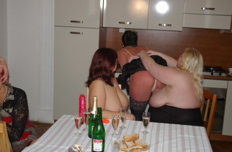 busty chubby cam babe hot sexy picture