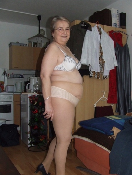 thick muslim women art naked images