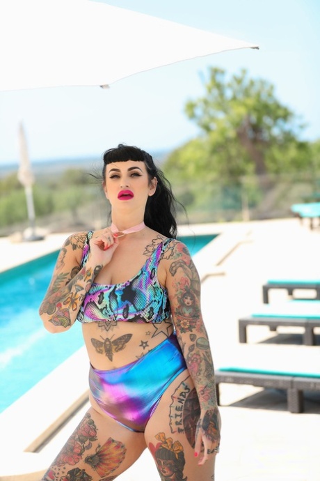 thick pale brunette pretty pics