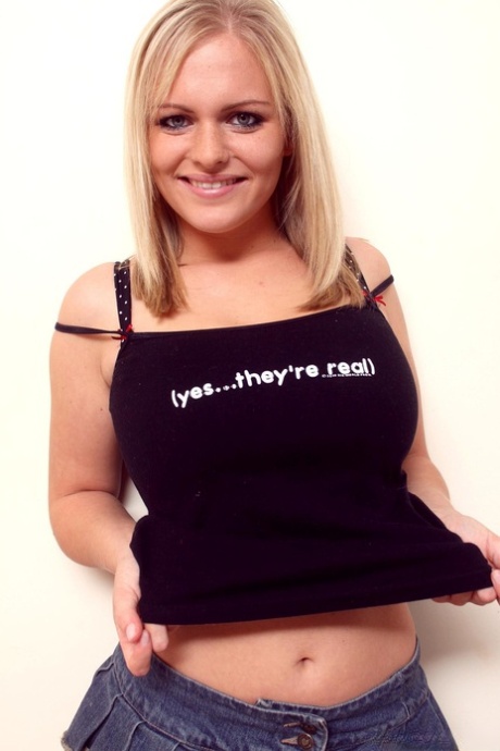 thick and busty cam chick xxx picture