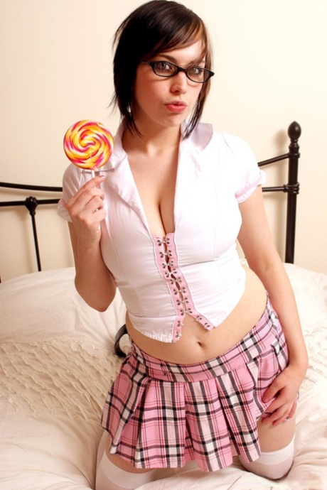 voluptuous diva got a sextoy and decided to test it art xxx galleries
