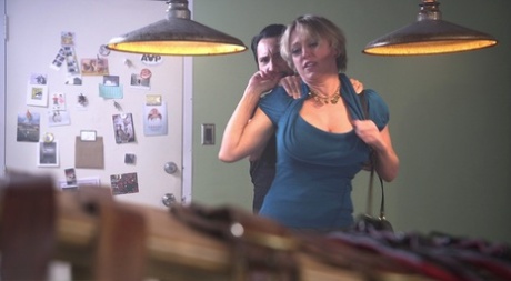 fatty shaking her big ass on cam art nude pic