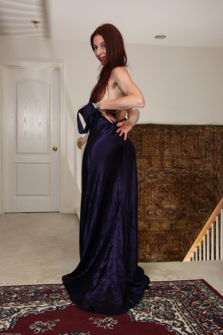 hot milf with big boobs and big ass erotic pic