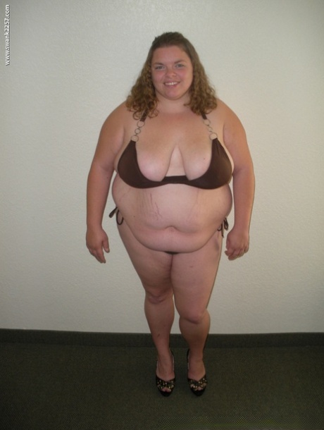 romanian plumper alexiapasion spreading and shaking her fat ass hot nude photo