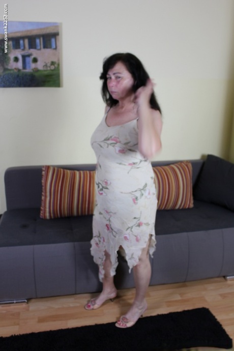 fat granny pissing exclusive image