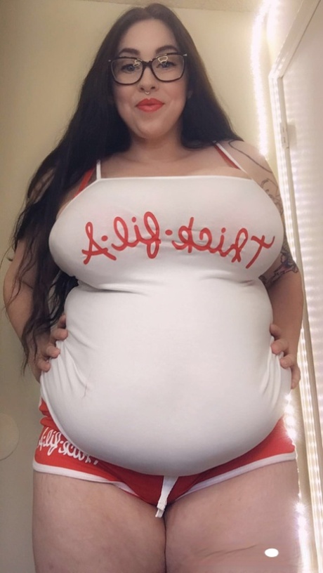 chubby girl amateur footjob naked pics