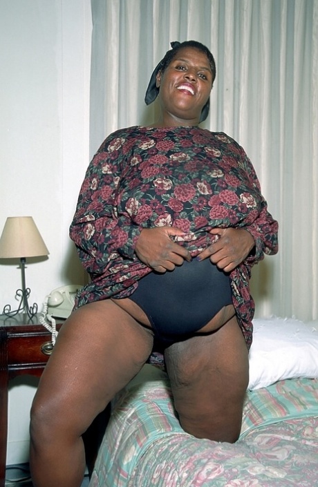 plump hairy mature wet hot nude picture