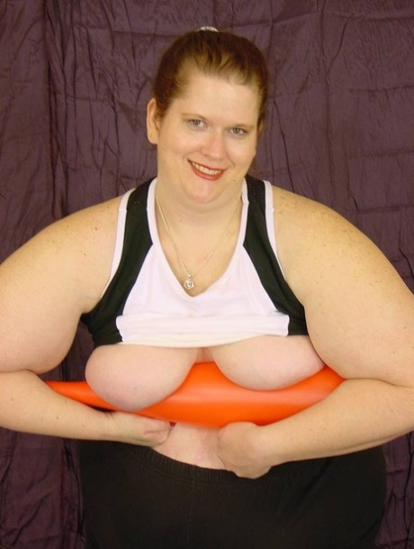 chubby milf plays with her pussy in the tub exclusive galleries
