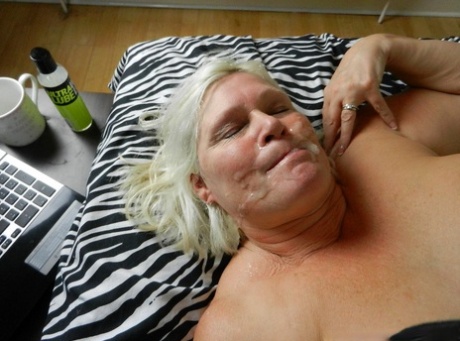 chubby girl with dildo free sex images