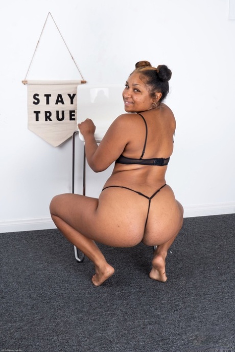 curvy girl squirt naked picture