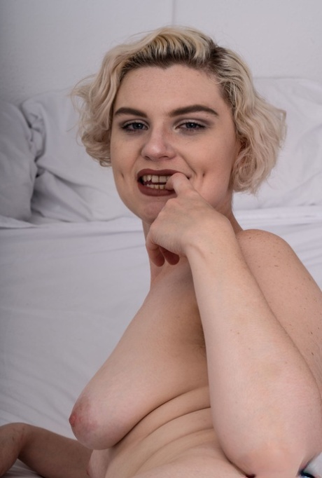 chubby slut enjoying in pussy fingering best pic