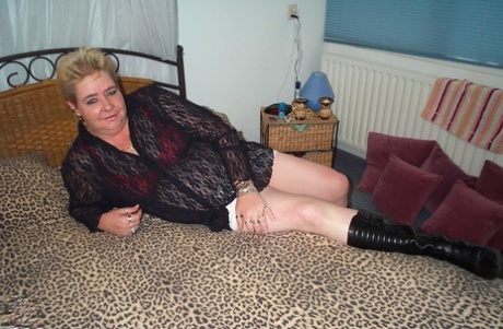 curvy milf on real homemade erotic images