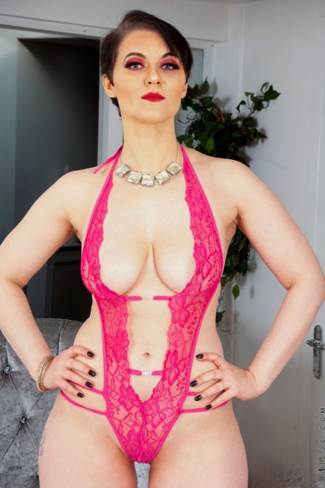 curvy jules hot naked images