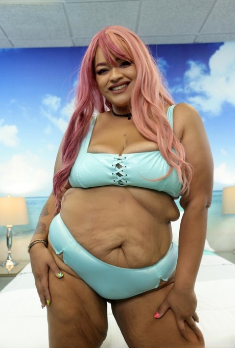 curvy big tits and glasses dance hd picture