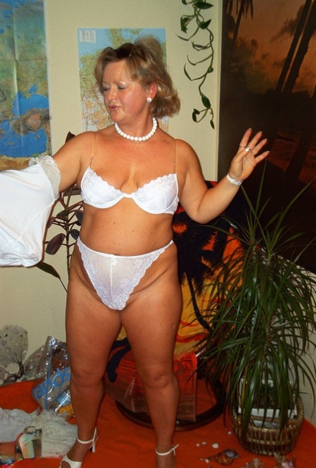 chubby nude teen gallery top image