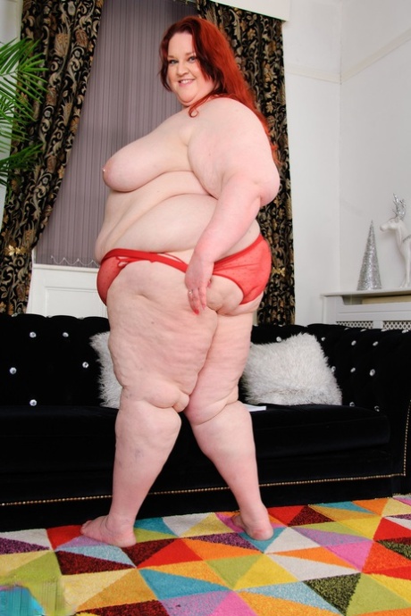 busty bbw milf saves stranded nude babe beautiful pics