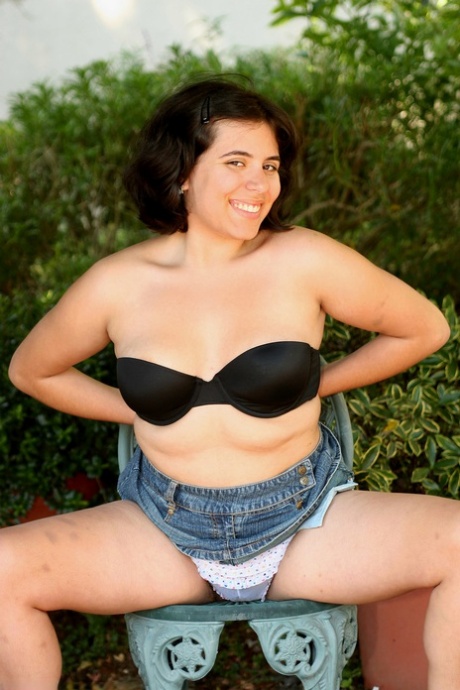 curvy amateur milf spreading free photo