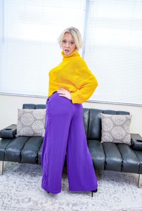curvy spanish girl erotic photo