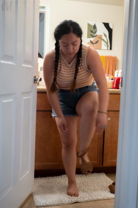 thick thighs skirt free nude image