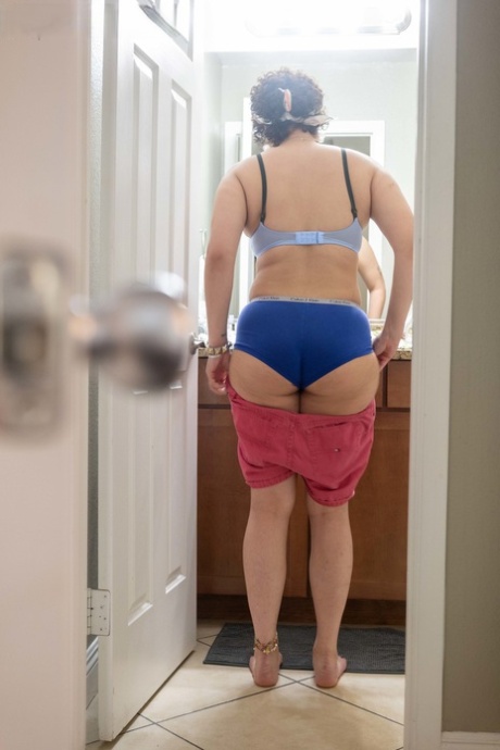 big booty milf calls for a shower rub hot porn picture