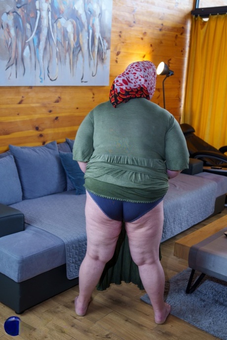 thick crossed legs xxx image