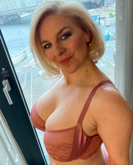 chubby in kitchen cun inside hot nude image