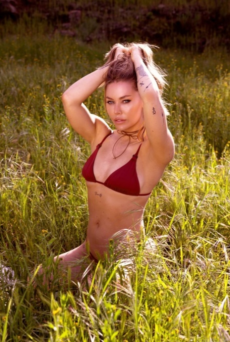 busty curvy fit abs big tits camgirl pornographic pic