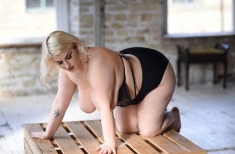 mega curvy free naked img