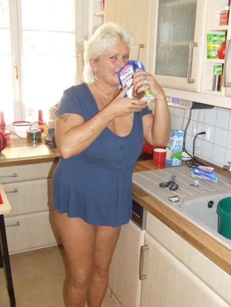chubby feet in pantyhose naked archive
