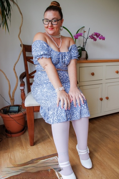 thick white girl big boobs top pictures