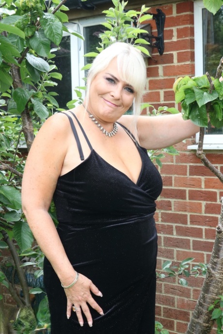 curvy uk slut screwed by cop in a dark alley beautiful nude photo
