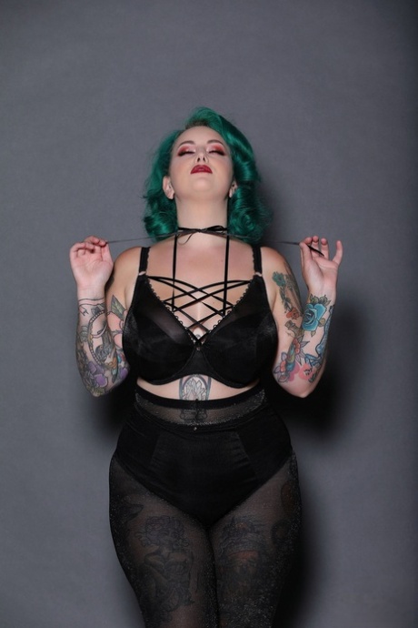 sexy curvy babe gets her tits sucked and shows off big ass top photos
